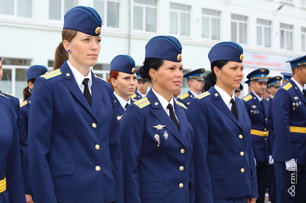 Синяя форма у военных. Женская парадная форма ВВС. Синяя форма у военных женщин. Форма синяя Военная парадная.