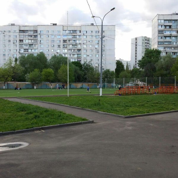 Школа бибирево москва. Школа номер 1412 Бибирево. Футбольное поле школы 1412 Бибирево. Футбольное поле Бибирево. Школа 1412 фото.