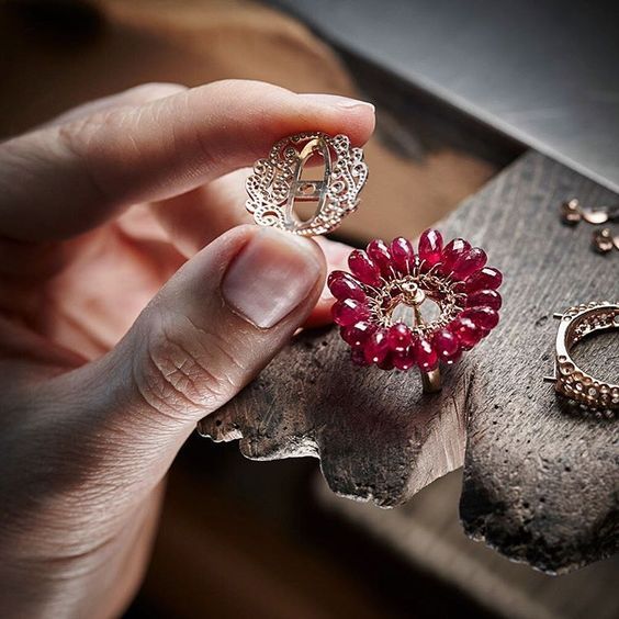 Что делает ювелир: где учиться, зарплата, плюсы и минусы