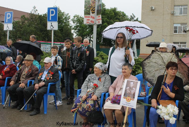 Погода в брюховецкой на неделю. Бессмертный полк Брюховецкая. Бессмертный полк Брюховецкий район. 9 Мая Брюховецкая. Бессмертный полк Брюховецкого района 2019.