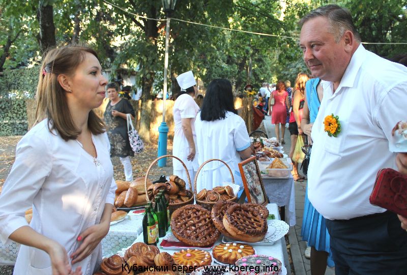 Кубанский берег. Пасха в Брюховецкой. Брюховецкие новости последний выпуск. Фото семейного стиля в Брюховецкой. Кубанский берег Брюховецкая последние отзывы.