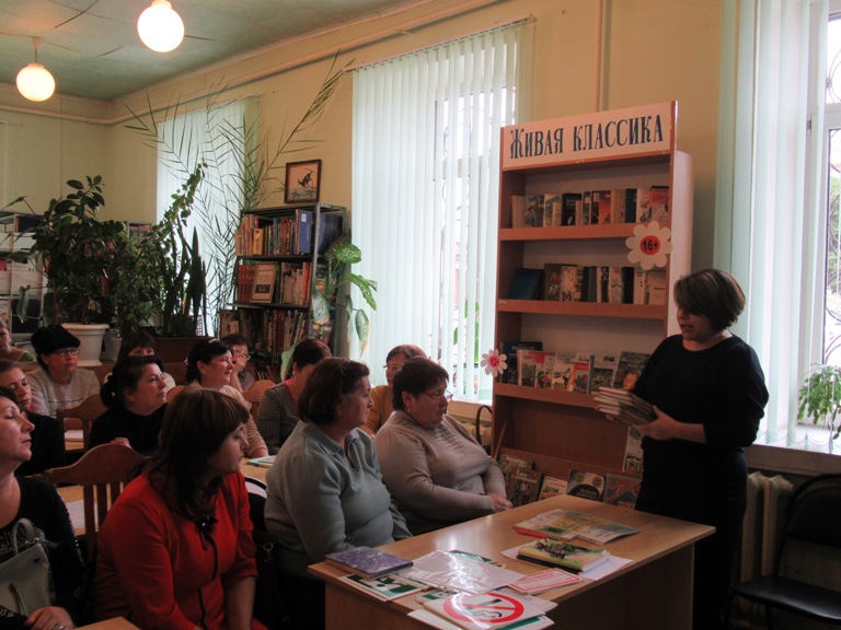 библиотекарь. униформа для библиотекарей. районная библиотека официальный сайт. библиотекарь картинки. курсы библиотекаря.