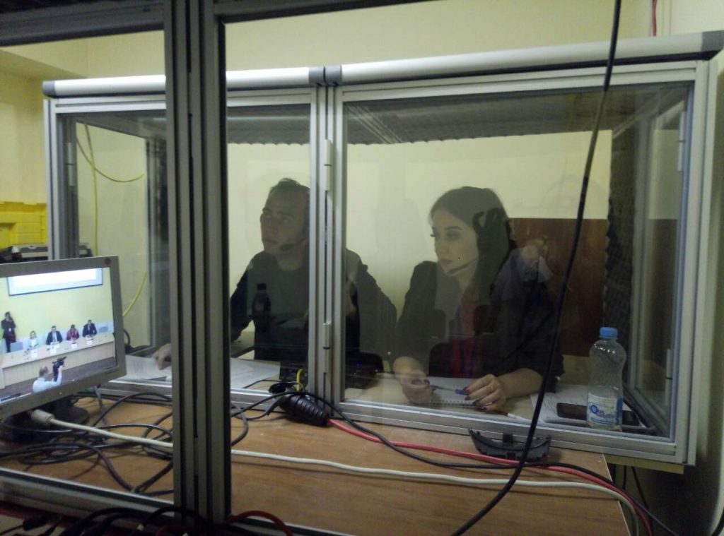 Синхронист переводчик зарплата: Сколько зарабатывает переводчик, чем ...