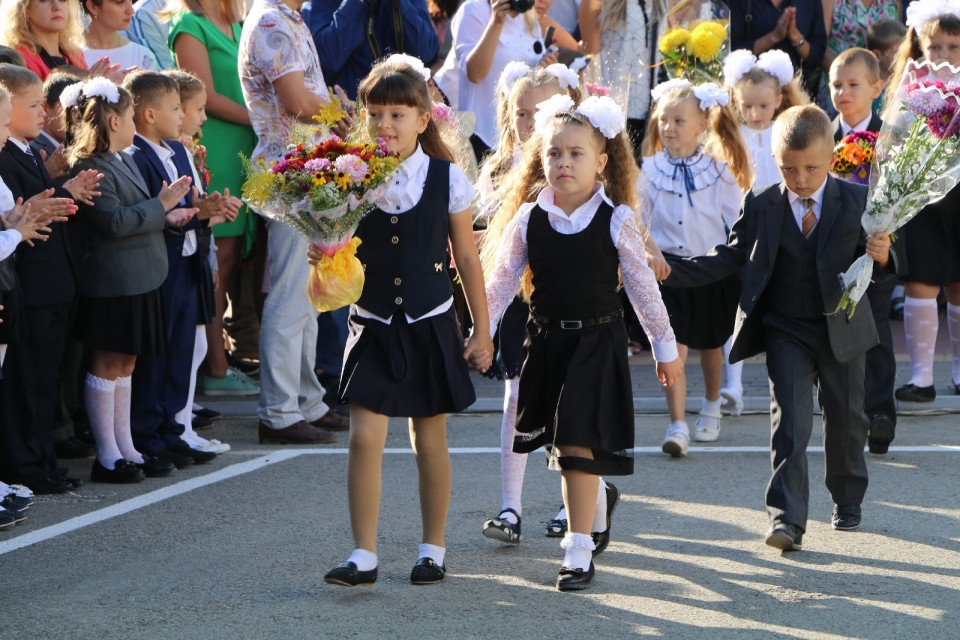 1 сентября дети идут в школу фото
