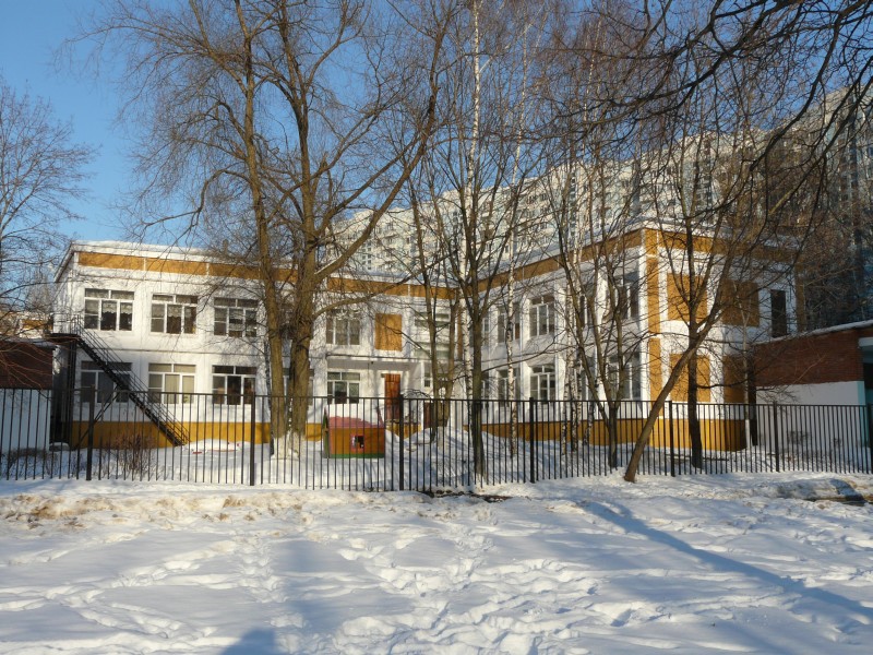 В городе 156 школ а детских садов