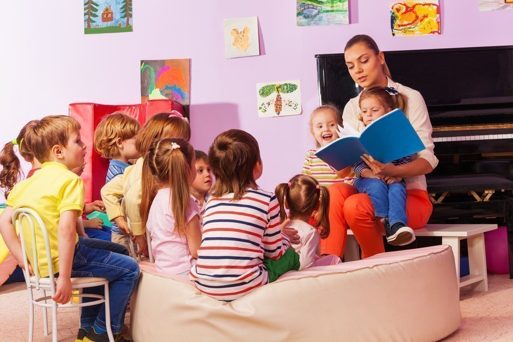 Картинка воспитатель с детьми в детском саду