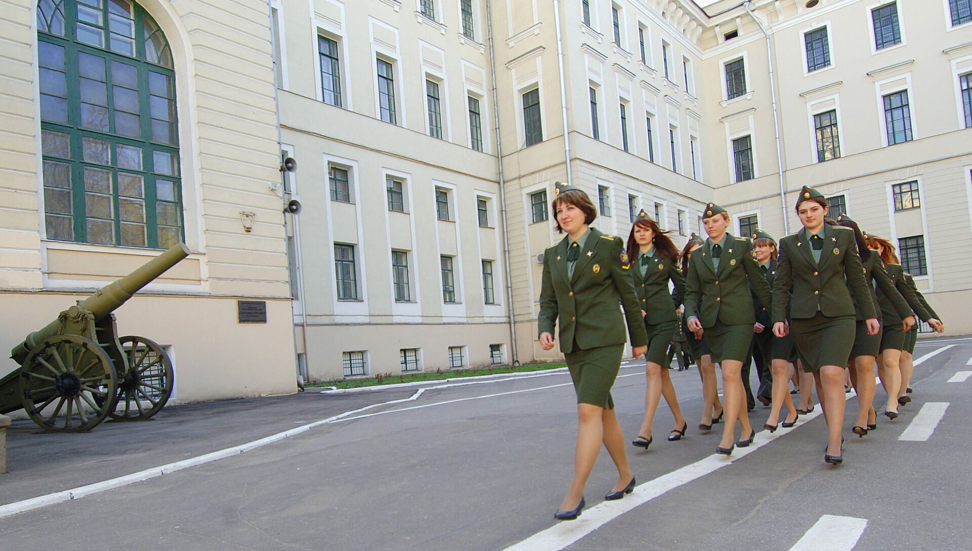 Какие есть академии. Военная Академия РВСН имени Петра Великого Москва. Курсантки Академии Петра Великого. Академия РВСН им Петра Великого девушки. Военная Академия имени Петра Великого девушки.