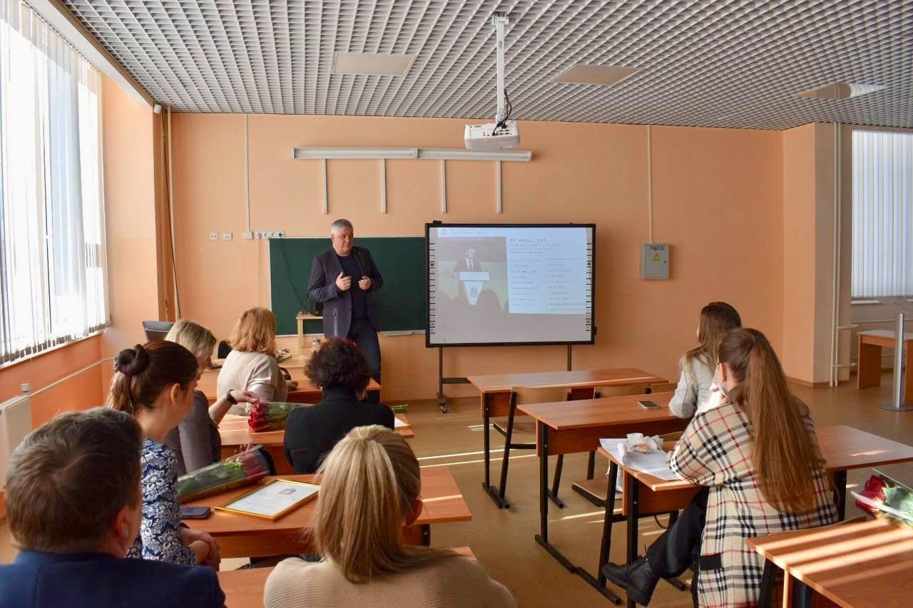 Школа 14 железнодорожный отзывы. Учитель начальной школы. Школа без учителей. Московская школа. Учителя школы №12 Балашиха.