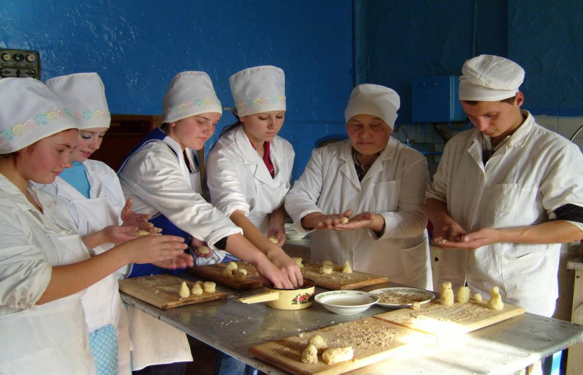 Поварское образование. Учиться на повара. Практика пекарь. Практика повар. Студенты повара на практике.