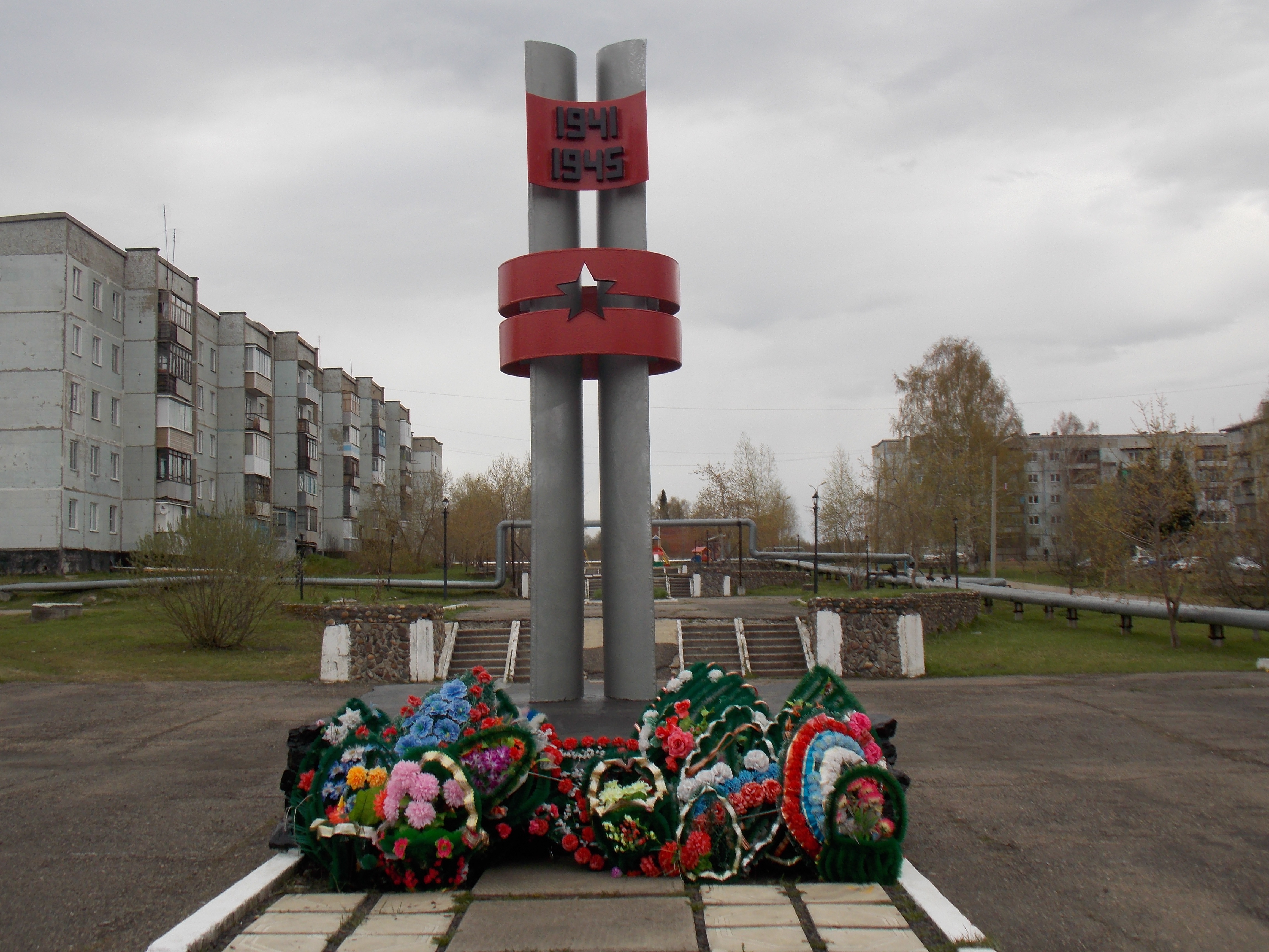 Кемеровская пгт. Кемеровская область пгт Крапивинский район памятник. Пгт.Зеленогорский Крапивинский район Кемеровская область. Посёлок Зеленогорский Кемеровская. Поселок Зеленогорский Крапивинского района.