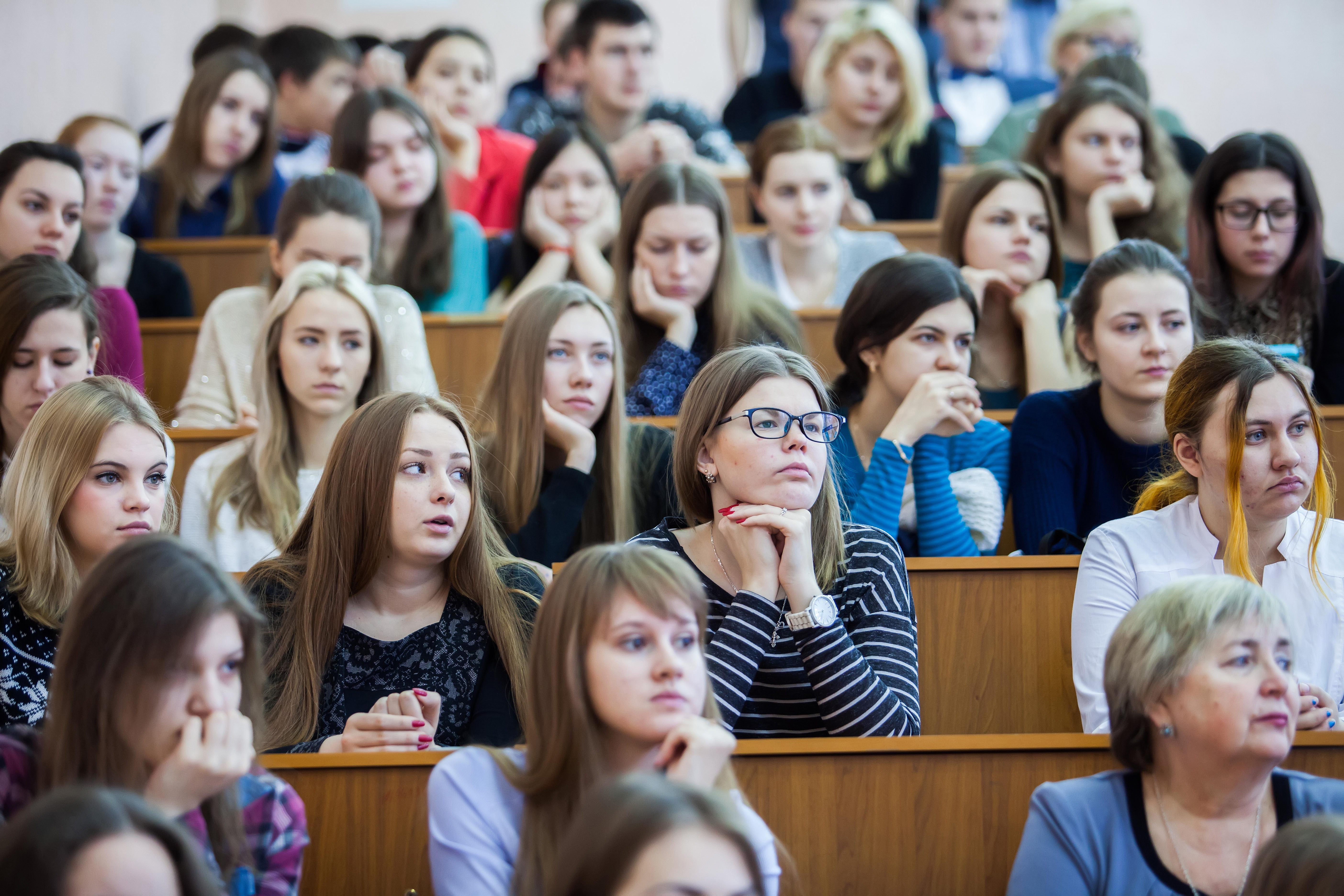 Государственные образовательные высшего образования. Экономический Факультет МГУ студентки. МГУ педагогический Факультет. Студенты в вузе. НГПУ студенты.