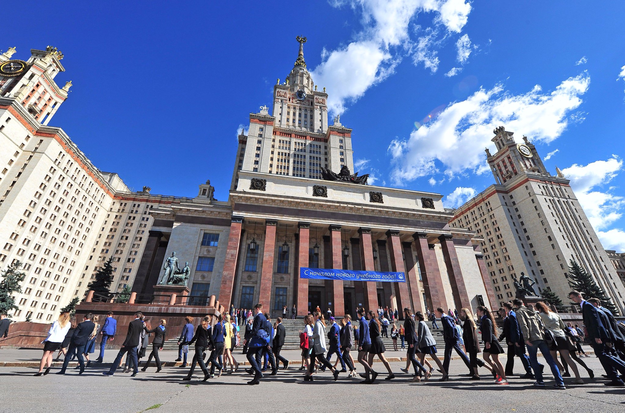 Высшие заведения москвы. МГУ самый высокий университет в мире. МГУ Ломоносова студенты. Образование: МГУ '11. Самая высший МГУ В России.