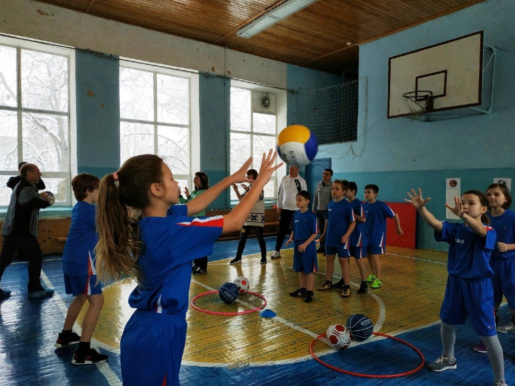 Специалист физической культуры. Урок физкультуры. Преподавание физкультуры. Спортивная деятельность в школе. Спортивные внеурочные занятия.