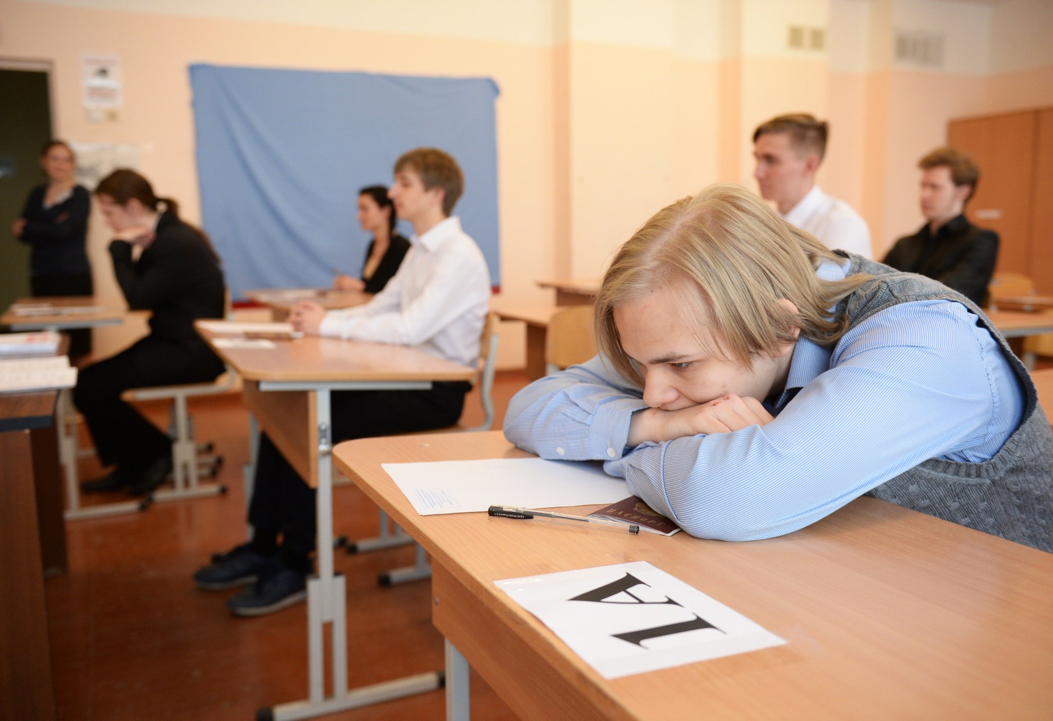 Сдача экзаменов сдают. Ученик на экзамене. Школьники на экзамене. ОГЭ В школе. Старшеклассники ЕГЭ.