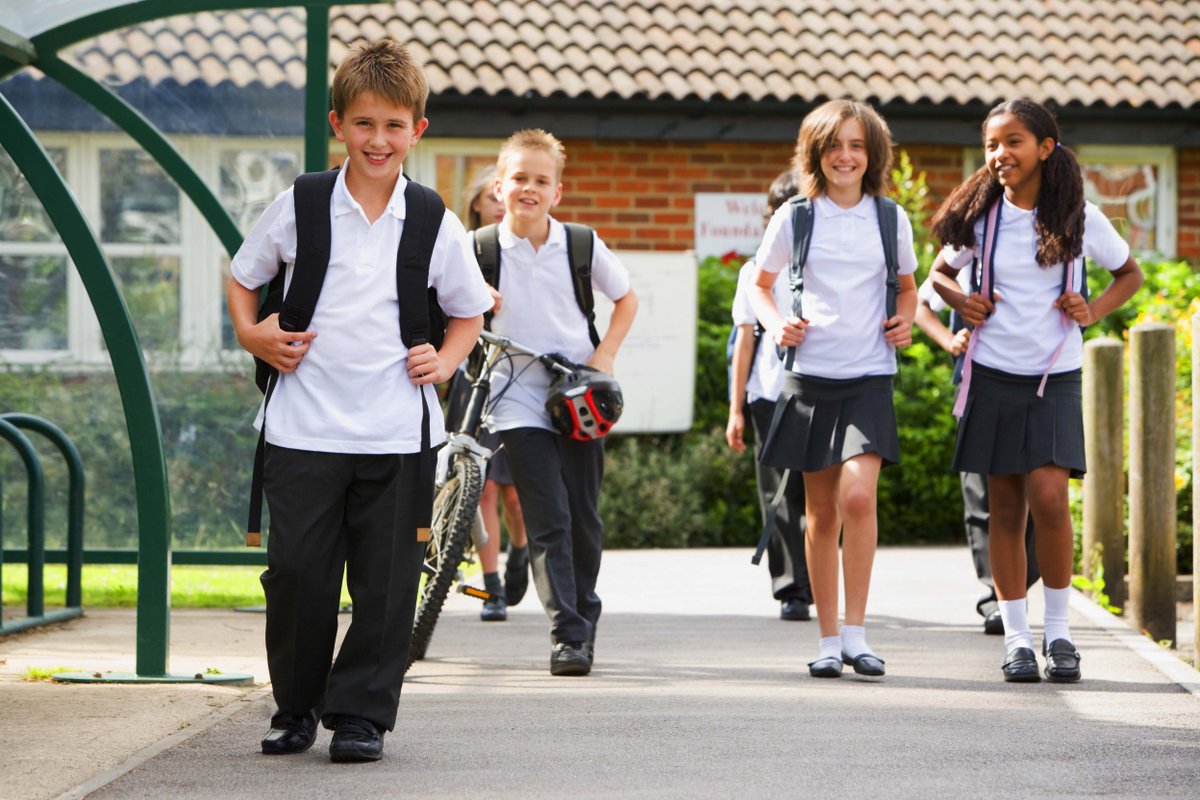 Дети идут в школу. Школьники на улице. Школьники гуляют. Подросток идет в школу.