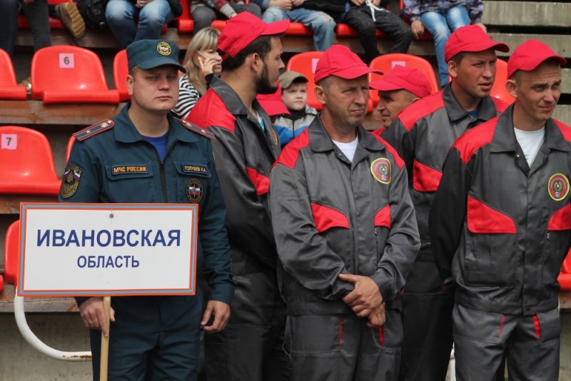 Сколько зарабатывает пожарник. Зарплата пожарного в Москве. МЧС работа в Москве зарплата. Сколько зарабатывает пожарный в Москве. Выдача зарплаты в пожарной охране фото.