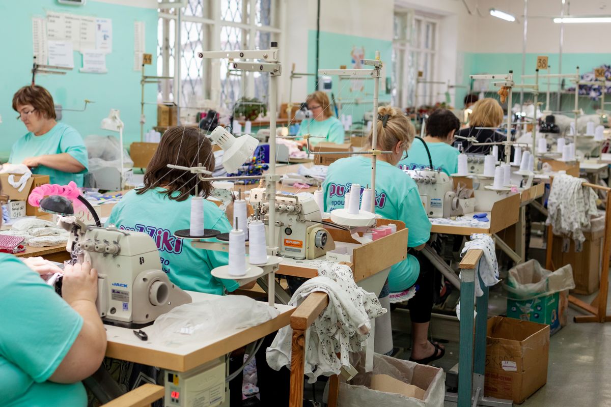 Швейные фабрики платье. Швейная фабрика. Фабрика по пошиву одежды. Швейное производство. Фабрика по пошиву.
