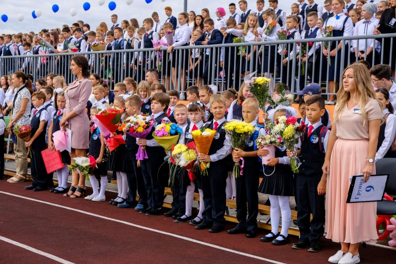 Школа 2018 москва. 1 Сентября 2018. Школа спектр учителя. Первое сентября 2009 года школа спектр. 1 Сентября 2018 Москва.