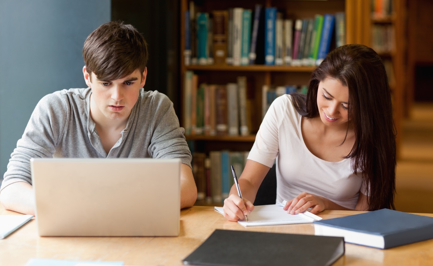 She studies. Парень и девушка учатся. Парень и девушка за партой. Юноши и девушки за партами. Парень и девушка в университете.